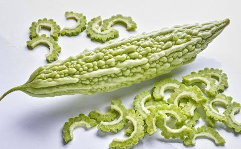 夏季減肥吃什麼食物好 夏季減肥吃苦瓜效果好嗎 夏季減肥可以吃苦瓜嗎