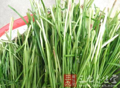 辛辣蔥、姜、蒜、辣椒、花椒、韭菜、酒、煙等，為內熱證患者所忌