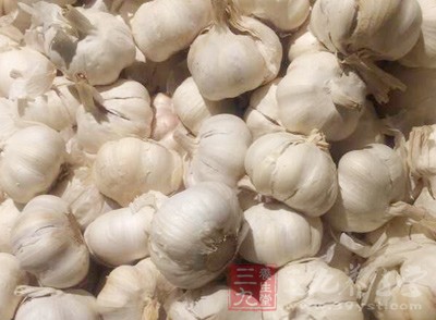 除了要少吃大蒜外，得了眼病，最好多吃點養眼的食物