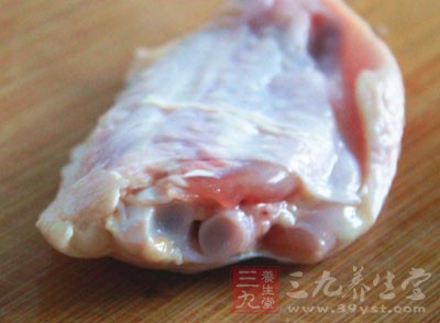 發物會聚痰生熱，催發扁桃體發炎