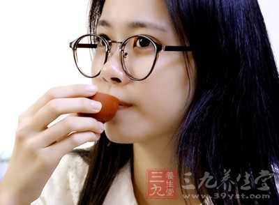 人在攝入高蛋白食物時，會使體內胰酶增多、胰管壓力增加，而大量飲酒又會造成排口堵塞，胰管不通暢