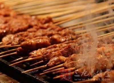 食物經過燒烤不但會損失脂肪和蛋白質等營養成分，還容易產生致癌物