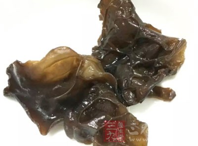 新鮮的黑木耳，但不同於干黑木耳