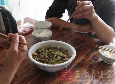 剩菜剩飯是常見的