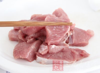 還有極個別超市的成品肉餡其原料多為零碎的邊角料或是當天賣剩下的“陳肉”等
