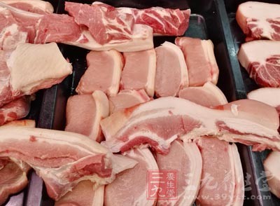 在屠宰好的肉裡加入水