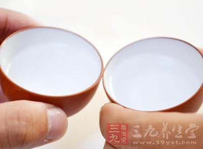 飲酒過量,頭痛、腸胃不適的人則可以洗個熱水澡 飲酒過量,頭痛、腸胃不適的人則可以洗個熱水澡