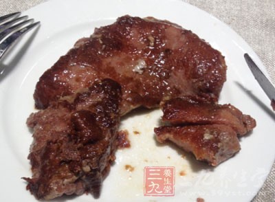 像鹽、高脂肪、油膩的東西、甜食等等不利於糖尿病的食物盡量少吃