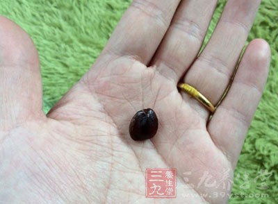 甜角果肉富含鈣、磷、鐵等多種元素