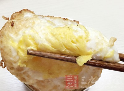 經加熱雞蛋中的氨基酸與糖精之間會發生化學反應 經加熱雞蛋中的氨基酸與糖精之間會發生化學反應