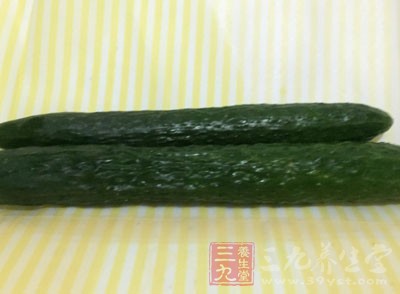 或將黃瓜洗淨切薄片直接貼於臉部