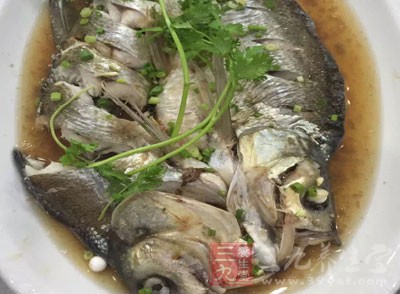 多吃富含硒的食物，如魚、香菇