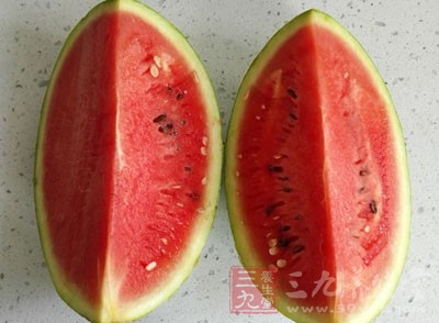 西瓜有清裡熱的作用，所以這個時候吃西瓜很可能讓寒氣加重