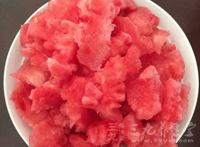 不少人愛吃冰西瓜，覺得它更解渴