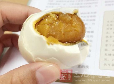 煮鹹鴨蛋的方法：鹹鴨蛋洗淨，冷水放入鍋中