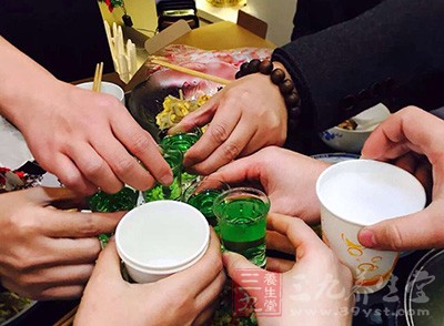 酒含酒精,咖啡含咖啡因 酒含酒精,咖啡含咖啡因