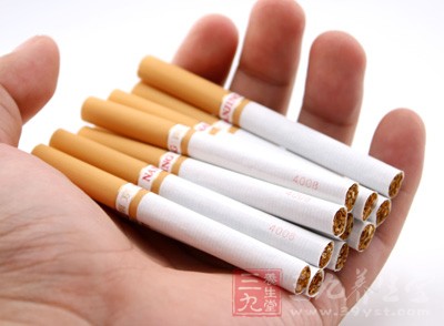 大量吸煙會致使爸爸體內缺乏維生素C 大量吸煙會致使爸爸體內缺乏維生素C