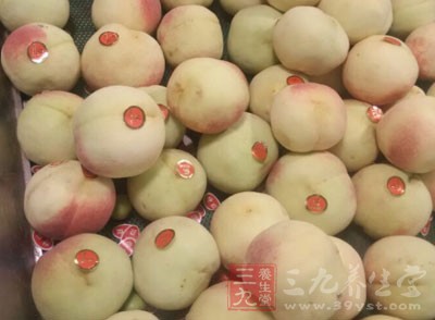 有人吃桃會出現過敏，剛開始症狀較輕