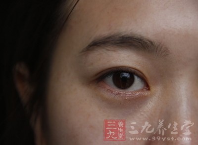 早期白內障的危害只是讓患者感覺眼前有一團白霧,視物模糊 早期白內障的危害只是讓患者感覺眼前有一團白霧,視物模糊