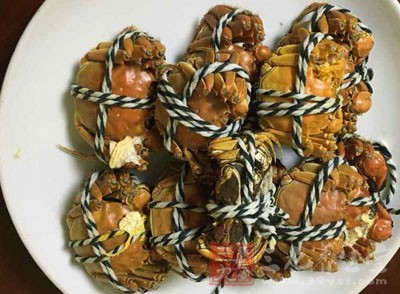 沿蟹蓋下邊緣用力往上一揭