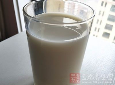 牛奶中含有豐富的蛋白質和鈣 牛奶中含有豐富的蛋白質和鈣