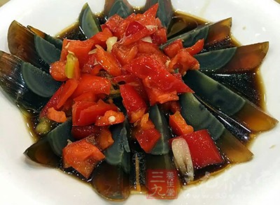 食用松花蛋應配以姜末和醋解毒;松花蛋最好蒸煮後食用 食用松花蛋應配以姜末和醋解毒;松花蛋最好蒸煮後食用