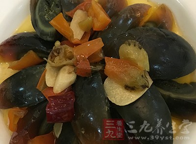 選購皮蛋時,可將皮蛋放在手上輕輕掂一掂 選購皮蛋時,可將皮蛋放在手上輕輕掂一掂