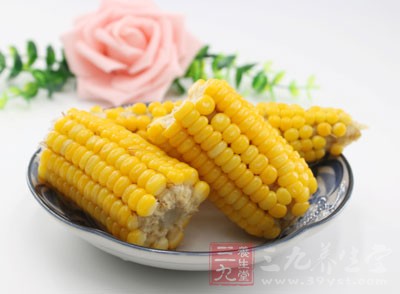 米、麥、豆、玉米、花生等食品易受潮霉變