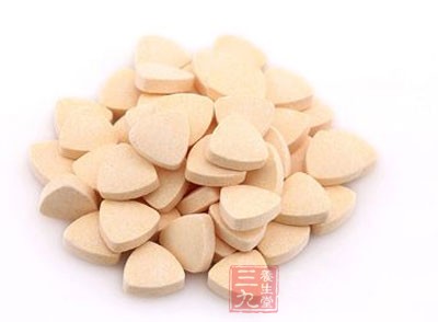 取其內的液體塗抹在疤痕上輕輕揉按5-10分鐘