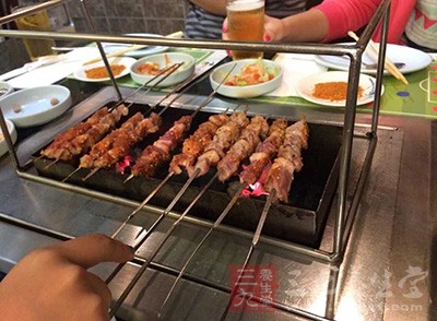 平時無肉不歡，尤其愛吃烤肉和路邊各種快餐