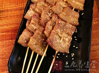 減少了蛋白質的利用率，在燒烤食物的過程中