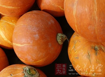 南瓜切開去掉籽，取瓤適量加芒硝少許，共搗成泥狀，塗搽於創面處