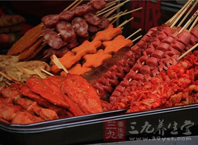 街邊烤串——羊肉串可能是“假肉”塗了添加劑