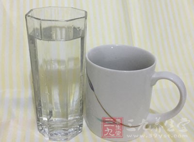 有些人習慣吃藥後喝上一杯水