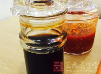 很多消費者將烹饪醬油和涼拌醬油混用,以為沒有問題,其實是有健康風險的 很多消費者將烹饪醬油和涼拌醬油混用,以為沒有問題,其實是有健康風險的