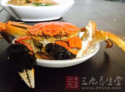 蒸蟹時應將蟹捆住，防止蒸後掉腿和流黃
