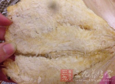 市場上的魚片大豆是油炸的鳕魚片 市場上的魚片大豆是油炸的鳕魚片