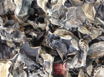 將黑木耳泡發好,洗干淨,摘去老蒂,入鍋中焯熟 將黑木耳泡發好,洗干淨,摘去老蒂,入鍋中焯熟