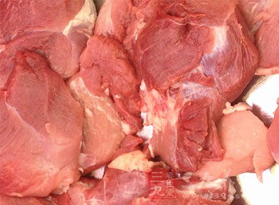 好的熟肉制品外觀為完好的自然塊，潔淨、新鮮、潤澤，呈現肉制品應具有的自然色澤