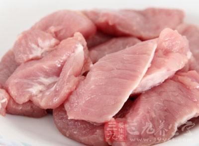 肉膘光亮，說明是當天宰殺的豬，豬肉新鮮，制作菜品味道更為美