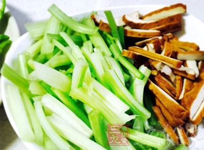 芹菜能夠去油膩、帶走一部分脂肪 芹菜能夠去油膩、帶走一部分脂肪