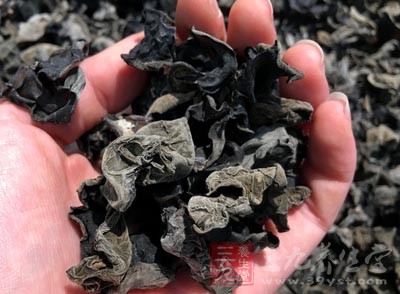 解決這種問題的方法就是大家要買曬干後的干木耳