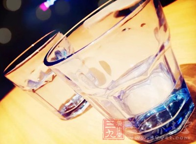 在早上最好的方法就是大家喝點溫水又或者是熱水