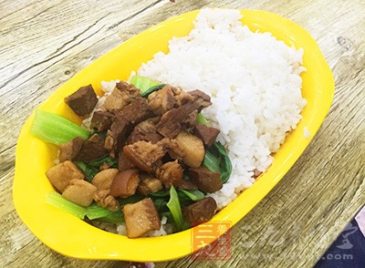 目前有不少蓋澆飯存在油鹽超標等問題，長期吃這類蓋澆飯
