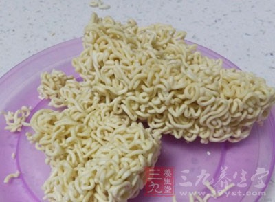 方便面、香腸和罐頭食品常含有對人體不利的食品色素與防腐劑等