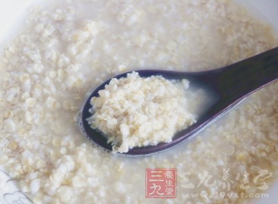 燕麥片也是一種幫助清除體內多余脂肪的好食物