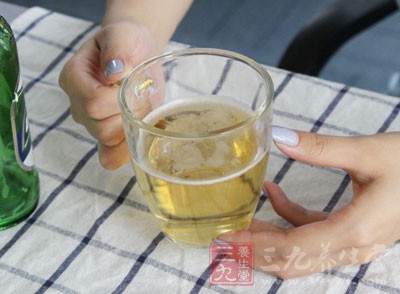 大量喝啤酒還會使胰腺分泌旺盛，十分容易導致急性胰腺炎