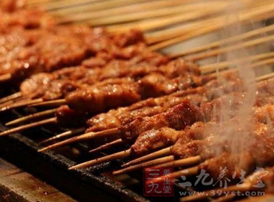 食物在燒烤時，由於溫度太高，蛋白質變性太過徹底，因而不能被人體轉化分解