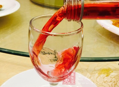 酒精的還容易導致皮膚失水而出現干燥