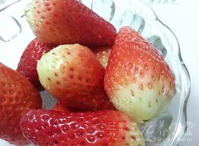 草莓、黑莓、藍莓等都是富含維生素C的好食物